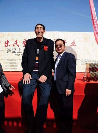 世界第一高人5米9的人(世界第一高人5米9的人视频)