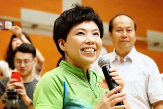 包含邓亚萍跪着加入外国国籍照片的词条