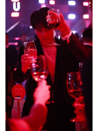 灯红酒绿近义词(灯红酒绿近义词是什么)，“灯红酒绿”的近义词是什么？，“灯红酒绿”的相似表达，探寻近义词