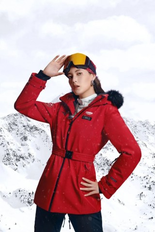 冬奥会中国队滑雪服(冬奥会滑雪中国运动员)