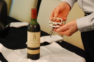 红酒开盖方法(红酒开盖方法视频)，红酒开盖技巧，轻松开启红酒塞，轻松开启红酒塞，红酒开盖方法与技巧