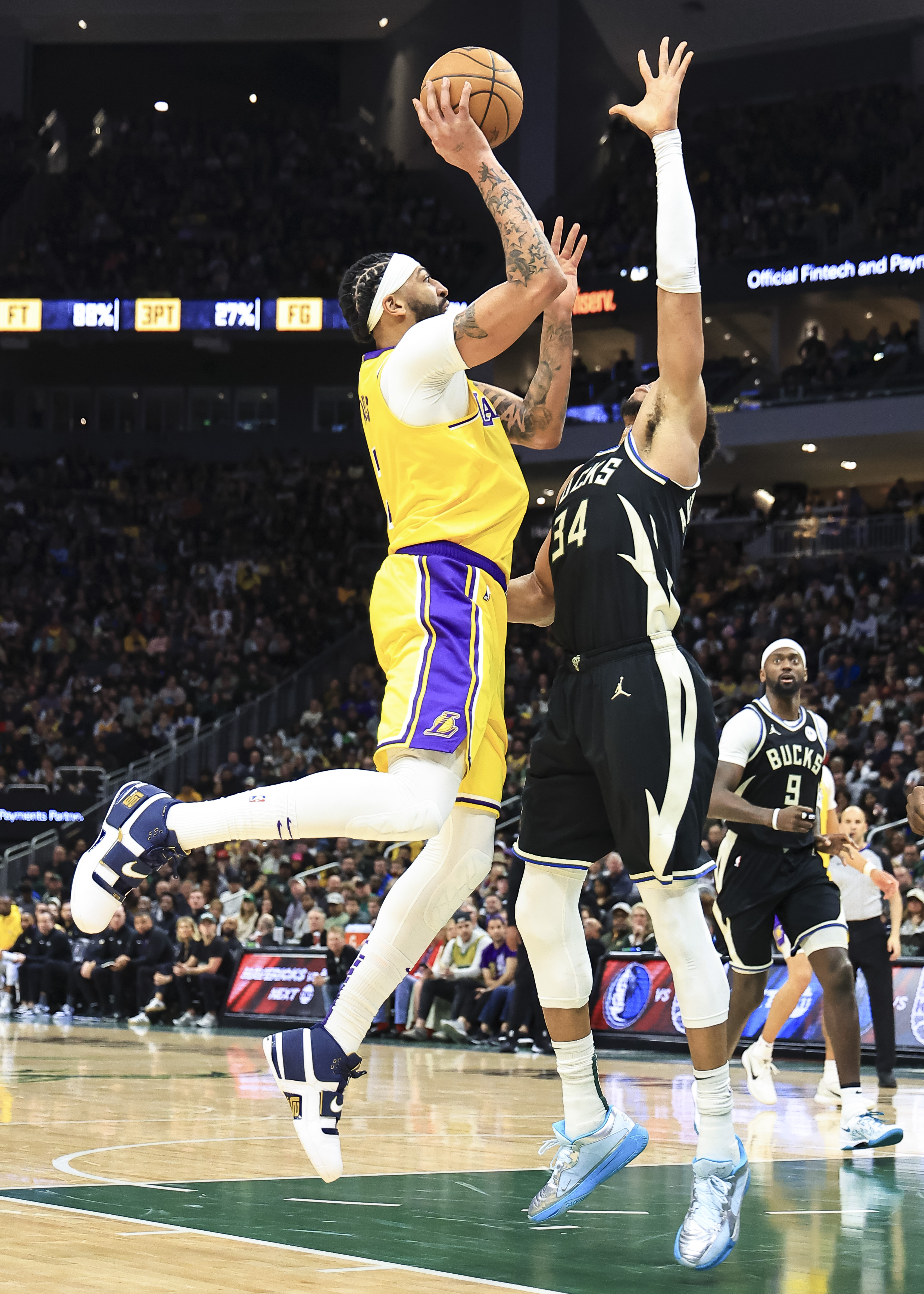 nba湖人vs雄鹿(nba湖人vs雄鹿录像回放)  第1张