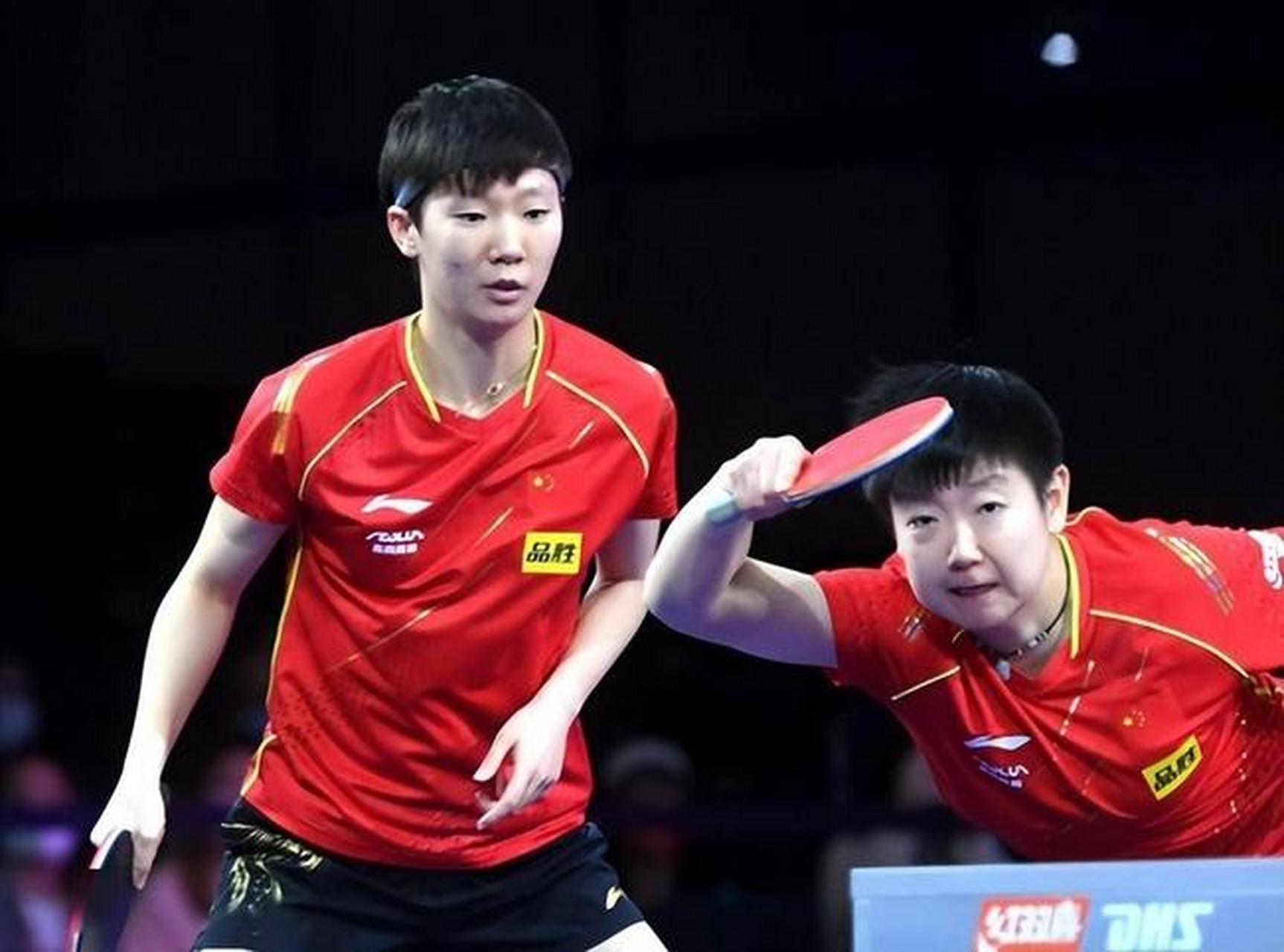 王曼昱孙颖莎世乒赛女双夺冠(2020乒乓球wtt孙颖莎vs王曼昱)  第2张