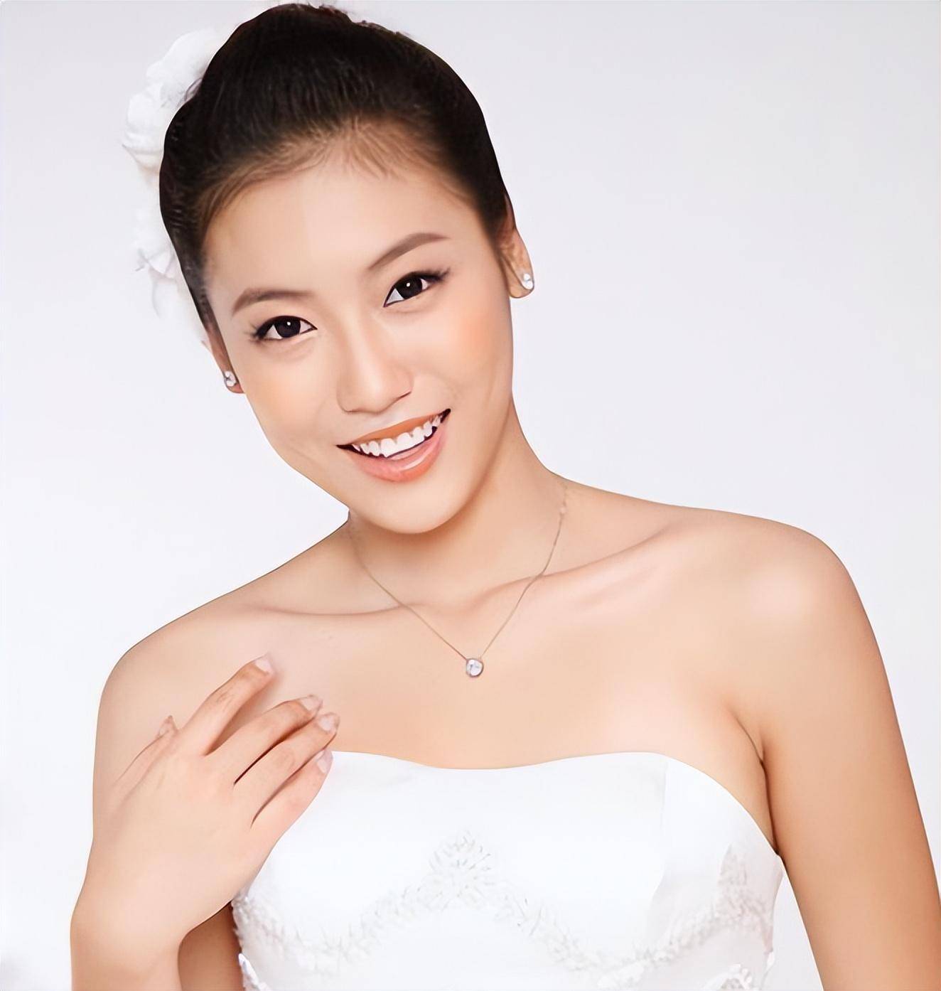 易建联两个老婆(易建联两个老婆新闻)  第1张