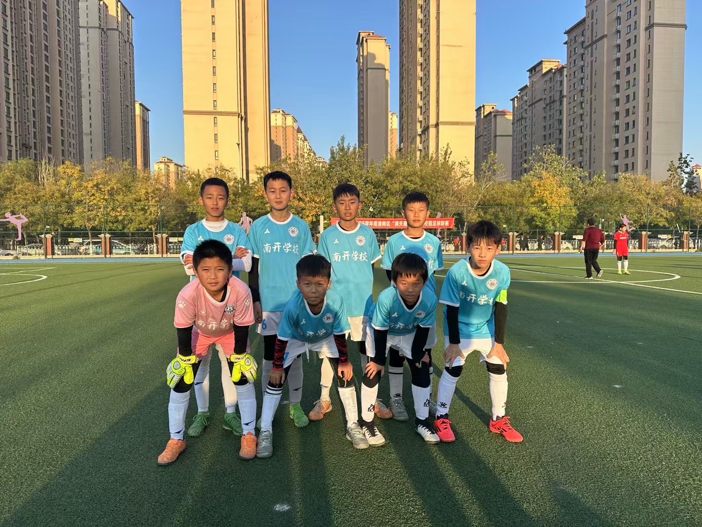 千万别让孩子参加校足球队(小学生参加学校足球队有用吗)  第2张